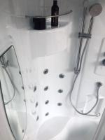 С гидромассажем  Royal Bath RB 100NRW-T-CH (прозрачное)